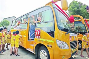 新校车开进新洲区