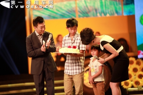 主持人陈伟鸿和王小丫采访陆光海兄妹
