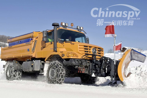 配置了艾里逊3500SP变速箱的Mercedes-Benz Zetros卡车既可用作除雪车亦可用作岩盐撒布车