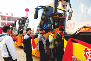 兰州七里河区17辆新校车运行