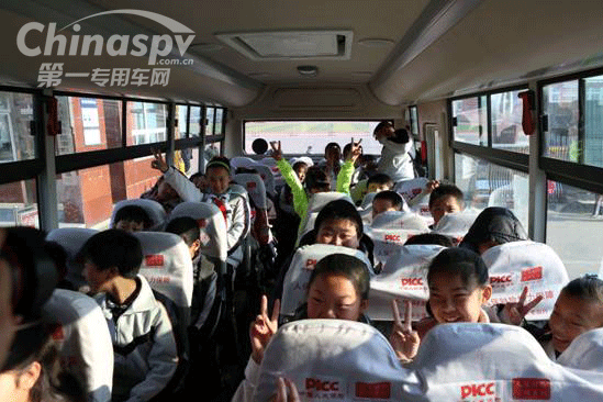 喜欢校车的孩子们