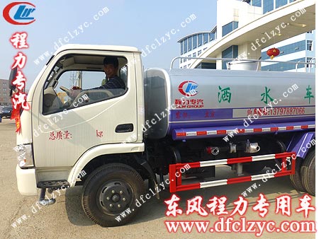 东风劲卡洒水车停靠在湖北程力门口准备出发了