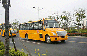 亚星“启明星”校车开赴盐城
