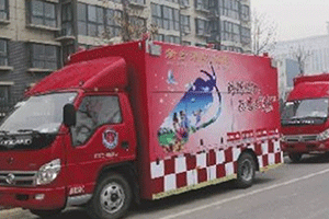 河南新乡8辆宣传消防车“上岗”