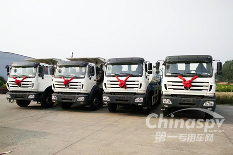 出口尼日尔的4台筑养路工程车
