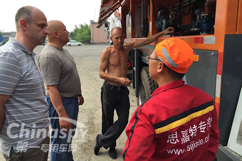 思嘉特专汽工作人员在为俄罗斯用户介绍产品