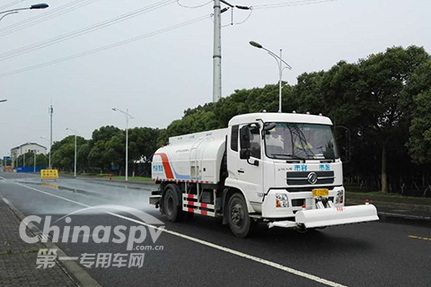 搭载艾里逊全自动变速箱的冲洗车