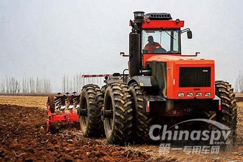 搭载潍柴WP12大马力发动机拖拉机进行秋收