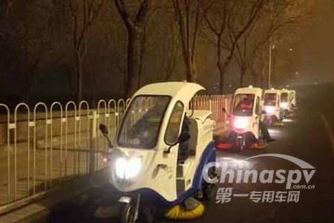 1月1日清晨五点,微型三轮收扫车在西南三环辅路进行清扫保洁作业
