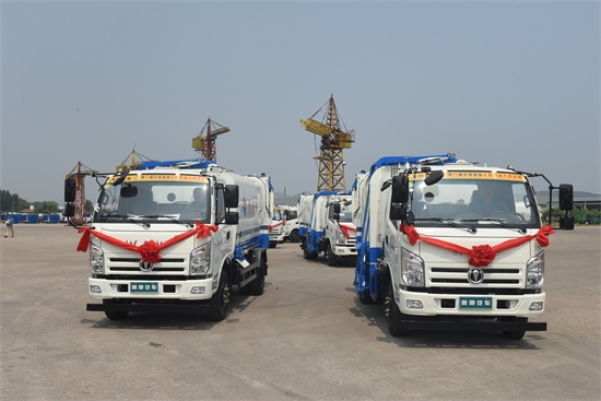五征环卫装备产品发往市场.JPG