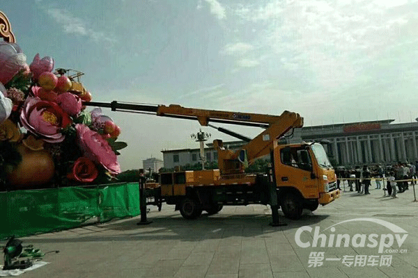 江淮底盘高空作业车天安门大花篮落成