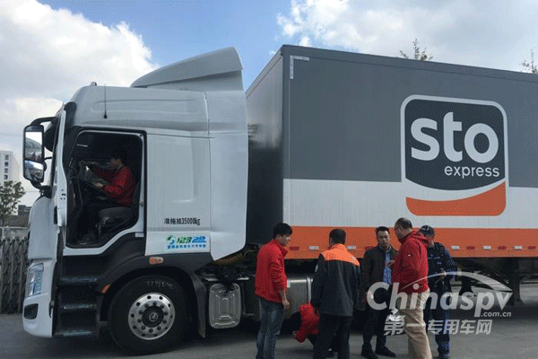 东风康明斯服务保障团队对车辆进行检修