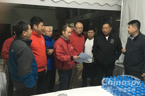 东风康明斯服务保障团队对车辆进行检修