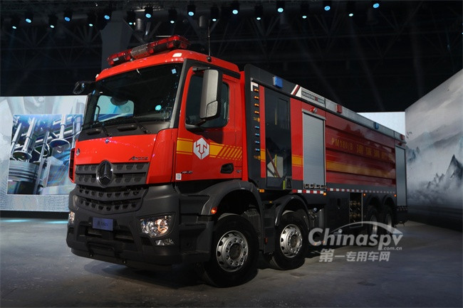 梅赛德斯-奔驰卡车在华发布全新公路牵引车及全能底盘