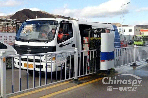 多功能护栏清洗车亮相河北崇礼