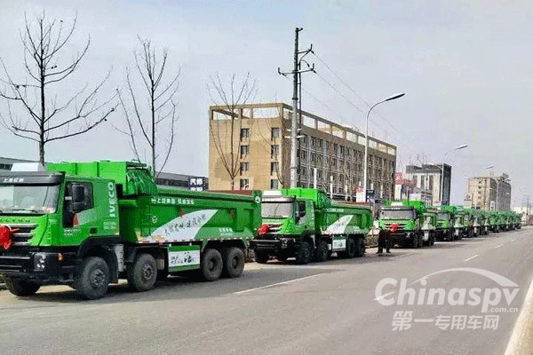 上汽红岩杰狮渣土车批量交付安徽