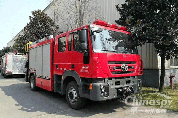 红岩四门消防车交付消防部门使用
