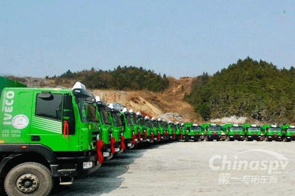 上汽红岩新型环保渣土车交付湖南