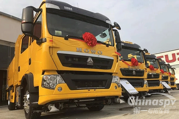 34台重汽欧Ⅵ洗街车交付香港