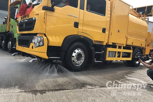 34台重汽欧Ⅵ洗街车交付香港