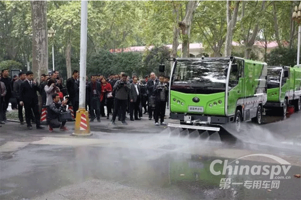 宇通环卫新能源洗扫车精彩亮相上海