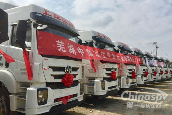 红岩杰卡粉罐车批量交付西南用户