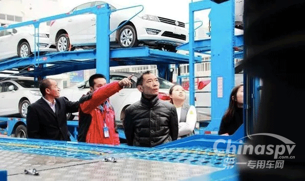 东风天锦中置轴轿运车
