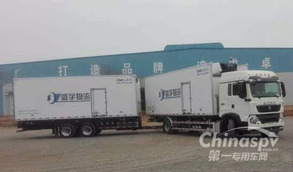 中国重汽厢式中置轴货车列车初出江湖