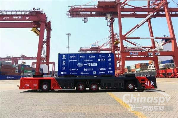 载重80吨“巨兽”降临青岛 惊动央视