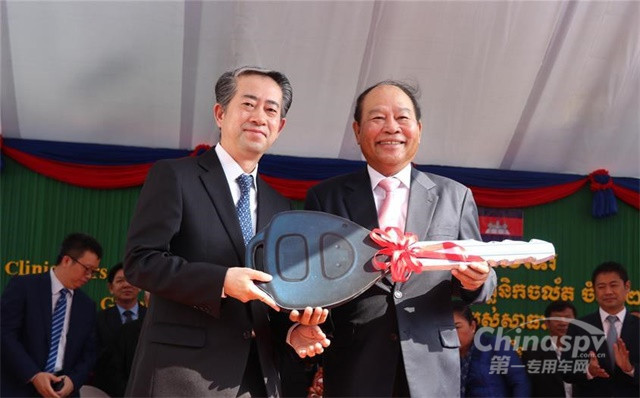 中国驻柬大使熊波(左)向柬卫生大臣曼本亨(右)交付车队“钥匙”