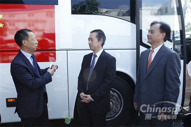 海格客车董事长张斌(右一)、总经理黄书平(左一)向中国驻柬大使熊波介绍海格流动医疗车