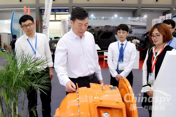 集团公司董事长、党委书记严鉴铂莅临法士特展台现场指导工作