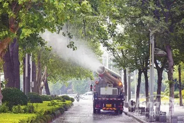 徐工雾炮车进行降絮作业