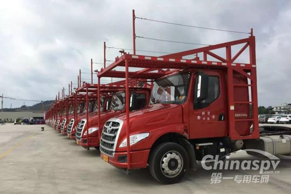 轿运行业新宠 乘龙T5轿运车批量交车