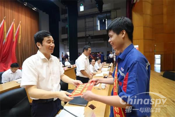 玉柴集团董事局主席晏平为获奖者颁奖