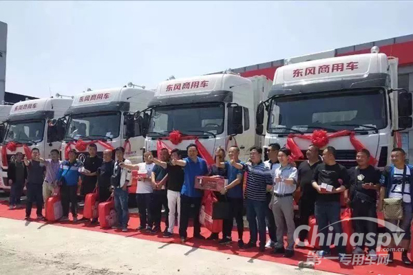 东风天龙K74快递车阜阳交车