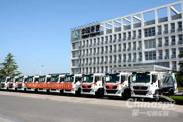 斯太尔M5G压缩式垃圾车交付青岛