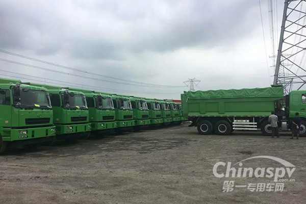20台华菱新型城市渣土车交付上海