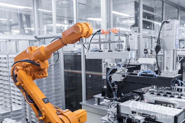 比亚迪巨型动力电池工厂青海下线