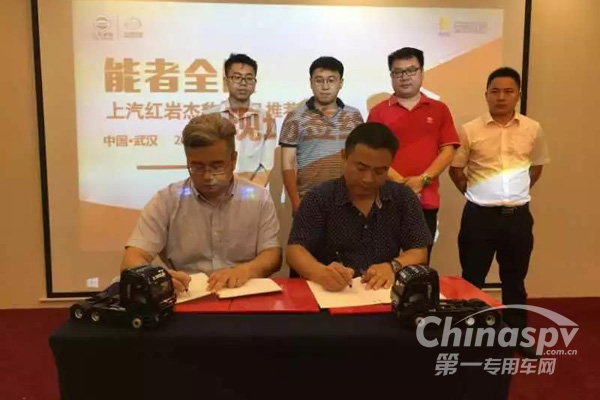 红岩杰豹车辆交付武汉、长沙用户