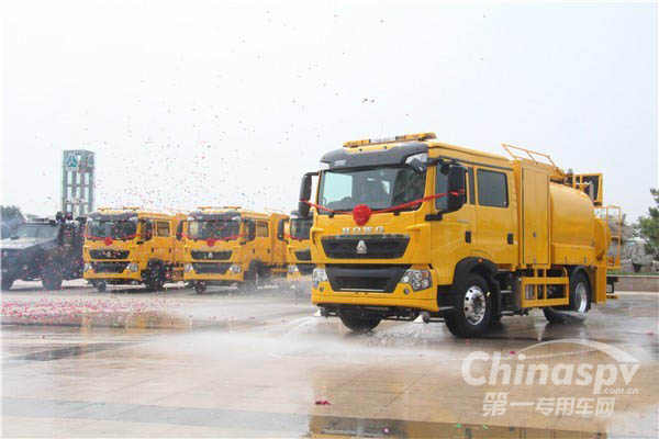 中国重汽交付豪沃欧六洗街车