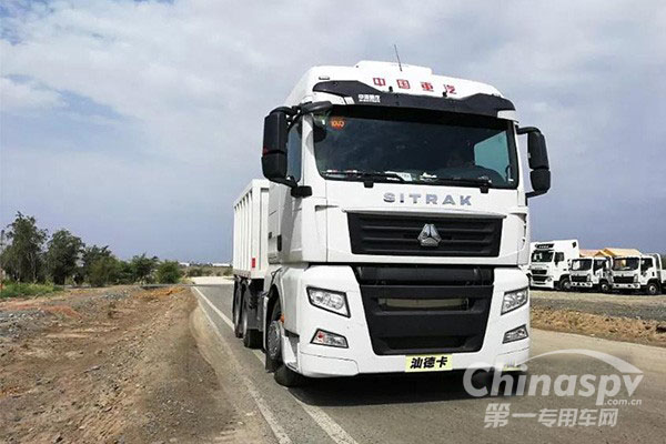 国六排放标准的汕德卡6×4牵引车下线