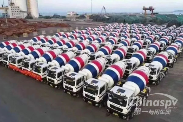中国重汽汕德卡288辆搅拌车出口