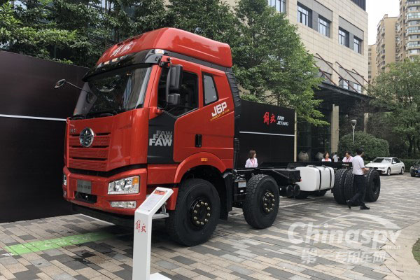一汽解放携新J6 500马力自卸进军西部