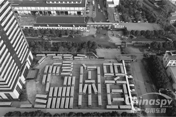 大量校车“闲置” 车老板有“一把辛酸泪”