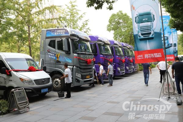 江淮格尔发跨越K7与进口卡车“肩并肩”