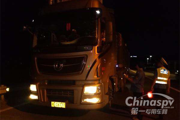 靖州：货车超限超载危害大 夜间治超不松懈
