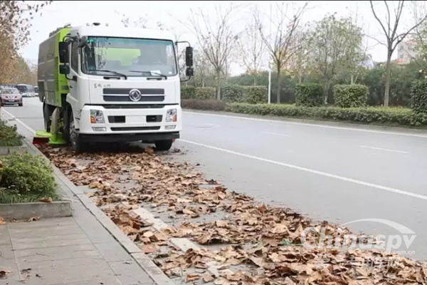 落叶破碎清扫车诞生 破解金秋落叶清扫难题