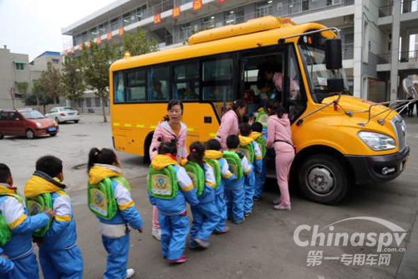 全国校车企业在青岛共商行业标准化