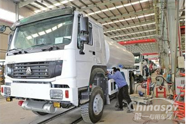 中国重汽济南重型卡车“驶上”电商平台